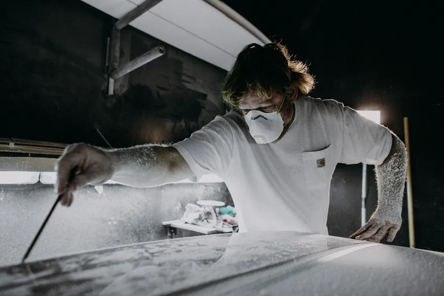 Joshua Martin contrôle la ligne d'une planche pendant le shape