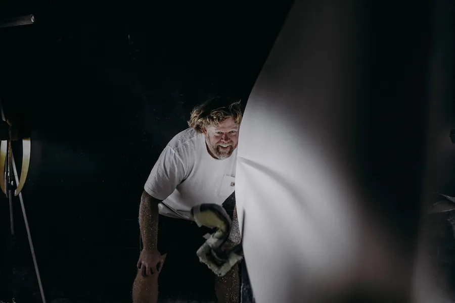 Joshua Martin au travail dans la salle de shape