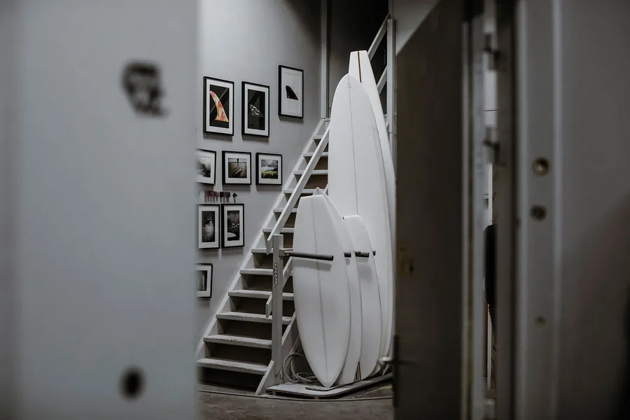 Longboards en attente dans l'atelier Martin Shapes
