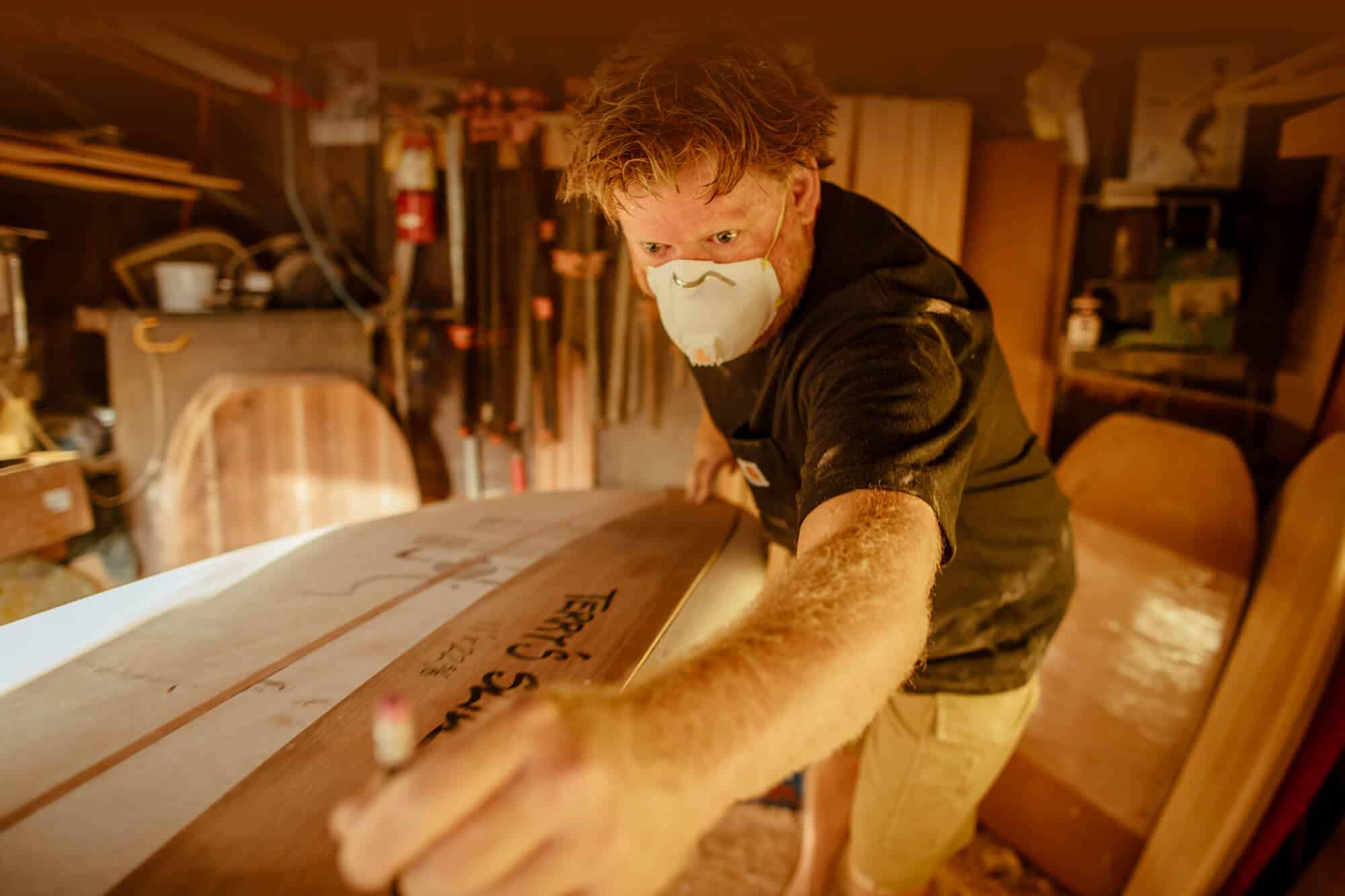 Joshua Martin devant son atelier